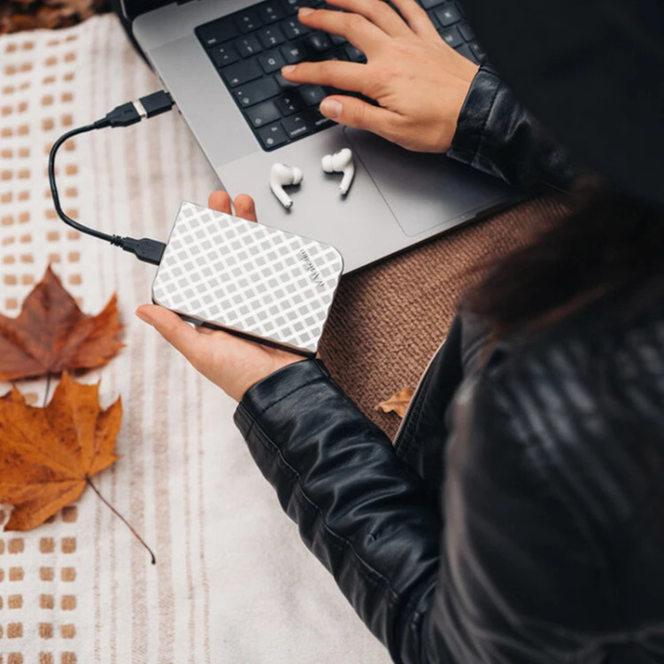 هارد اکسترنال ورباتیم مدل Store 'n' Go ظرفیت یک ترابایت دارای رابط USB Type-A 3.0